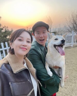 Lee Ayumi Instagram - D-72👶🍼
이렇게 셋이 여유롭게 나들이 갈수있는날도 얼마 안남았구나..👫🐶
시간이 날때마다 후추🐶랑 많~이많이 놀아줘야겠엉🐾

ベビーが産まれたら、こんな風に2人👫 1ワンコ🐶での
ゆっくりデートも当分は難しくなるんだろーなぁ。
時間があるうちにフチュと沢山遊んであげよー。と🐾