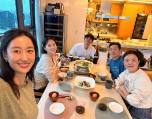 Lee Ayumi Instagram - 좋은사람들과 맛난거 먹으면서 좋은시간 보내기🌸
이이상의 태교가 있을깡?💕 덕분에 저도 복가지도
정~~말 편하고 행복한 시간을 보냈어용~😍 
이날이후로 혜빈언니가 준 육아책 읽고 열공중인 내 남편 ㅋㅋ아주 죠아 

気兼ねない友人達と美味しい物を頂きながら過ごす、楽しい時間
これ以上の胎教はないと思う😝本当に幸せな時間でした💕
この日以降、頂いた育児本で猛勉強中の旦那くん。
その調子でお願いしまーす。笑

#두번째영상싸이렌소리 아님 ㅋㅋㅋㅋㅋㅋ😂