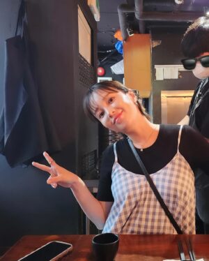 Lee Ayumi Instagram - .
비 오는 주말☂️이지만 오늘도 저는 바쁘게 먹방투어중 ㅋㅋㅋ
두번째 사진은 찐 ”그림에 떡“ 이오…ㅋㅋㅋ 모두 즐주🖤

ソウルは雨の週末ですが☂️
私は、今日も変わらず忙しく食べ歩いております👍
2枚目の写真は、早く飲みたいな🍷の私。笑笑

#D51👶 #복가지맘 💕