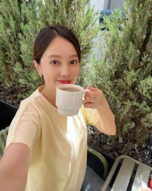 Lee Ayumi Instagram - 하.. 증말….이번 감기.. 지독했다😫
이제 좀 기운이 나서 집근처 빵맛집으로 기분전환 하러 나옴🤍
몸이 아프면 나보다 복가지가 괜찮은지.. 넘 걱정이었어용🥲
약도 못먹고 아무리 식욕없어도 몸에 좋은것 억지로라도 입에 집어넣고
하마처럼 물마시고ㅋㅋㅋ 진짜 제대로 자연치료를 한 느낌😜
다시 한번 느끼는건 진짜진짜 건강이 최고임👍
모두 (예비맘들은 특기나) 환절기엔 감기 진짜진짜 조심하시길🙏💕

はぁ、、今回の風邪なかなかしんどかったー😫
ようやく気力が回復したので、気分転換に近所でお茶しました🤍
体調が悪くなると私よりもベビーに影響がないか心配だった🥲
薬も飲めないし、食欲なくても無理やりにでも体に良い物食べて
カバみたいに水分摂って、、と完全に自然治療を経験した感じです🙏
改めて思うのは、ほーーーんっと健康第一だな👍と。
皆さんも(妊婦さんは特に)季節の変わり目には
体調にくれぐれも気をつけてくださいねん🙏💕
