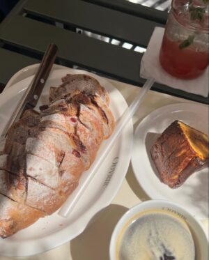 Lee Ayumi Instagram - 하.. 증말….이번 감기.. 지독했다😫
이제 좀 기운이 나서 집근처 빵맛집으로 기분전환 하러 나옴🤍
몸이 아프면 나보다 복가지가 괜찮은지.. 넘 걱정이었어용🥲
약도 못먹고 아무리 식욕없어도 몸에 좋은것 억지로라도 입에 집어넣고
하마처럼 물마시고ㅋㅋㅋ 진짜 제대로 자연치료를 한 느낌😜
다시 한번 느끼는건 진짜진짜 건강이 최고임👍
모두 (예비맘들은 특기나) 환절기엔 감기 진짜진짜 조심하시길🙏💕

はぁ、、今回の風邪なかなかしんどかったー😫
ようやく気力が回復したので、気分転換に近所でお茶しました🤍
体調が悪くなると私よりもベビーに影響がないか心配だった🥲
薬も飲めないし、食欲なくても無理やりにでも体に良い物食べて
カバみたいに水分摂って、、と完全に自然治療を経験した感じです🙏
改めて思うのは、ほーーーんっと健康第一だな👍と。
皆さんも(妊婦さんは特に)季節の変わり目には
体調にくれぐれも気をつけてくださいねん🙏💕