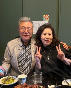 Lee Ayumi Instagram - .
아버님 80th 팔순 생신날~!!!🎂🎉 가족끼리 호캉스 왔습니다~💕
덕분에 저희도 완전 힐링힐링💕참 행복한 시간을 보냈습니당!
항상 든든하고 멋지신 이버님~ 오래오래 간강하시궁 사랑합니당🥰🙏
풍선을 Bridal shower 로 잘못 구매 했지만ㅋㅋㅋ😂😂😂
앞으로도 어머님이랑 신혼처럼 알콩달콩 지내시길~ ㅎㅎㅎ

お義父さんの80thお誕生日っー🎂🎉
家族でホカンスに来ました💕幸せすぎる時間でしたっ😛
いつも私達を優しく心強く見守って下さるお義父さんが大好きです🙏
バルーンをBridal showerと間違えちまったけどw 🤣
いつまでも新婚の様にお義母さんと仲良く元気で長生きして下さい💕