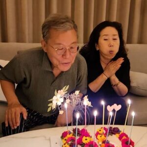 Lee Ayumi Instagram - .
아버님 80th 팔순 생신날~!!!🎂🎉 가족끼리 호캉스 왔습니다~💕
덕분에 저희도 완전 힐링힐링💕참 행복한 시간을 보냈습니당!
항상 든든하고 멋지신 이버님~ 오래오래 간강하시궁 사랑합니당🥰🙏
풍선을 Bridal shower 로 잘못 구매 했지만ㅋㅋㅋ😂😂😂
앞으로도 어머님이랑 신혼처럼 알콩달콩 지내시길~ ㅎㅎㅎ

お義父さんの80thお誕生日っー🎂🎉
家族でホカンスに来ました💕幸せすぎる時間でしたっ😛
いつも私達を優しく心強く見守って下さるお義父さんが大好きです🙏
バルーンをBridal showerと間違えちまったけどw 🤣
いつまでも新婚の様にお義母さんと仲良く元気で長生きして下さい💕