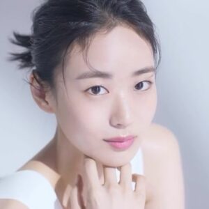 Lee E-dam Instagram - 아무리 좋은 걸 써도 
바르기만 하니까 
다르지  않은 거야 
급이 다른 깨끗함 데미플로 
/
#데미플로 @demiflor_official 
🖤🖤🖤