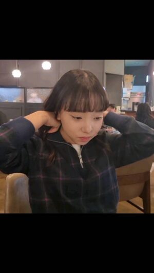 Lee Go-eun Instagram - 컨디션제로 였지만......먹는건 일등🙄🙄 ⬇️

자르면 기르고 싶고 ..기르면  자르고 싶은.. 요상한 마음속...💇‍♀️

😔울그락불그락 피부 알러지는 가라!~~ㅜ😔
.