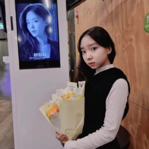 Lee Go-eun Instagram - 표정 똑같이 따라하기 🤣
언제봐도 즐거운 유쾌 통쾌한 그녀들과

#연극#분장실 
#서경대학교공연예술센터스콘2관 
#5월14일까지  #많관부 🥰🥰🥰