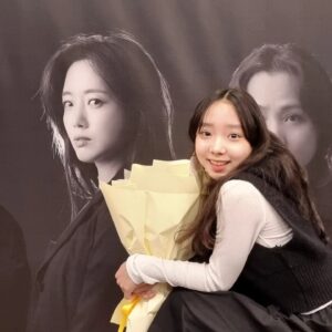 Lee Go-eun Instagram - 표정 똑같이 따라하기 🤣
언제봐도 즐거운 유쾌 통쾌한 그녀들과

#연극#분장실 
#서경대학교공연예술센터스콘2관 
#5월14일까지  #많관부 🥰🥰🥰