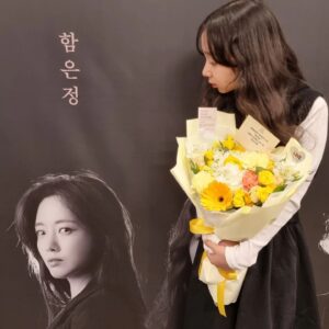 Lee Go-eun Instagram - 표정 똑같이 따라하기 🤣
언제봐도 즐거운 유쾌 통쾌한 그녀들과

#연극#분장실 
#서경대학교공연예술센터스콘2관 
#5월14일까지  #많관부 🥰🥰🥰