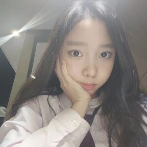 Lee Go-eun Instagram - 학교-> 학원-> 스카
바쁜k중딩  열공📖

#미용렌즈는착용해본적없습니다