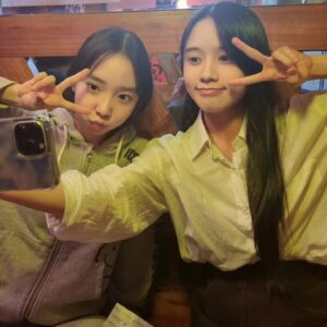 Lee Go-eun Instagram - 2012-현재

오랜만에 만난 언니 ... 안떨어지기!!~~
오늘  큰웃음  안겨준 둘에게  박수를~~~~🤣

수연고은