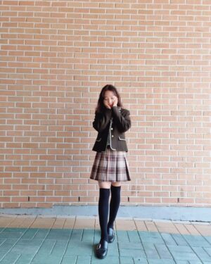 Lee Go-eun Instagram - mbc  #금수저 데이~♡
무척이나 더웠던 날이었지만..
교복 예쁘다고 신나했던..꼬

#어린여진#어린금수저