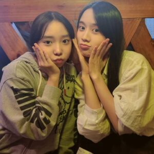 Lee Go-eun Instagram - 2012-현재

오랜만에 만난 언니 ... 안떨어지기!!~~
오늘  큰웃음  안겨준 둘에게  박수를~~~~🤣

수연고은