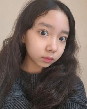 Lee Go-eun Instagram - 눈땡글 👀 힘퐉!! 
15년째 ..파마머리🤣

생머리가 되고싶어요...#이고은