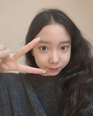 Lee Go-eun Instagram - 눈땡글 👀 힘퐉!! 
15년째 ..파마머리🤣

생머리가 되고싶어요...#이고은