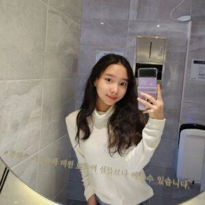 Lee Go-eun Instagram - 주의: 거울속에 비친 모습이 실물보다 예쁠수 있습니다.
🤣정답이네

스카 화장실은...사진이 잘나와요 : )