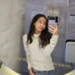 Lee Go-eun Instagram - 주의: 거울속에 비친 모습이 실물보다 예쁠수 있습니다.
🤣정답이네

스카 화장실은...사진이 잘나와요 : )