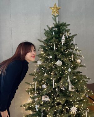 Lee Ha-na Instagram - 동지들... 
망구는 일년 중 오늘을 가장 좋아하게 되었다😉 
모두 merry christmas🤶🏻🫶🏻🕊️