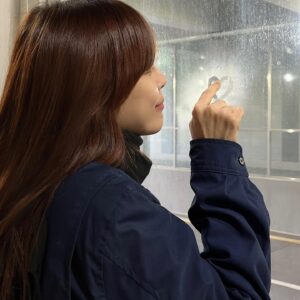 Lee Ha-na Instagram - 눈을 기다리며... :)