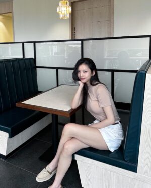 Lee Hwa-Kyum Instagram - 평범해서 더 행복했던 하루🤎