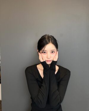 Lee Hwa-Kyum Instagram - 🖤