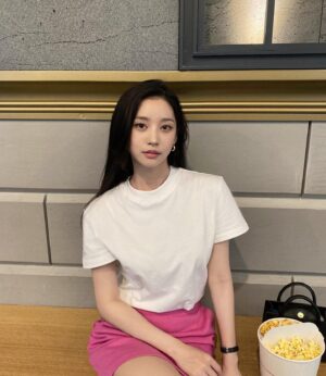 Lee Hwa-Kyum Instagram - 🖤
