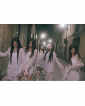 Lee Hye-in Instagram - #NewJeans_CoolWithYou
#NewJeans_GetUp