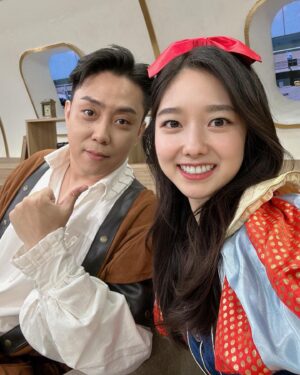 Lee Hye-seong Instagram - Snow White 🍎

#피디님이고른의상🤣
