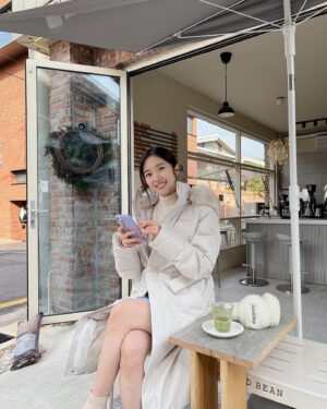 Lee Hye-seong Instagram - 겨울비가 내리면 기온이 확 떨어진대요!
추운 겨울에도 테라스 카페 감성을 즐기고 싶을 때가 있잖아요 ☕️❄️

#ad #디스커버리롱패딩 #여성패딩