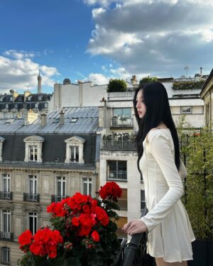 Lee Seo-bin Instagram - 파리는 테라스지 🦋☁🌹
(오들오들🥶)