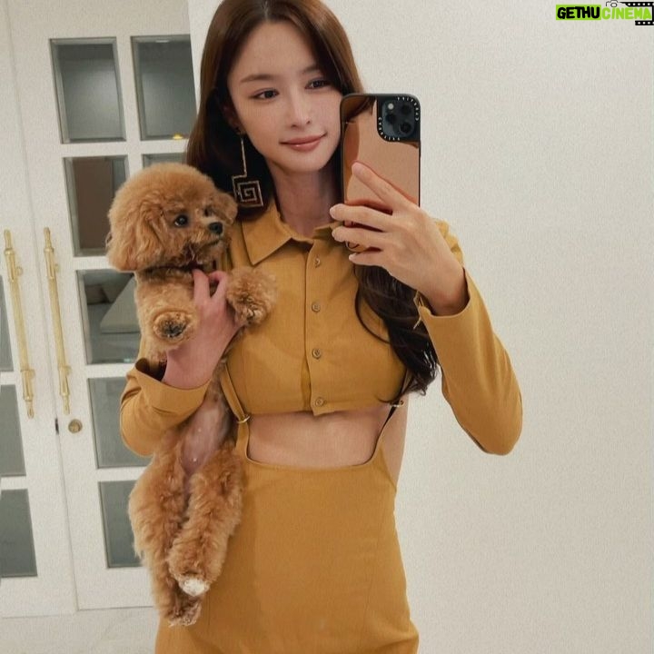 Lee Seo-el - 3 Likes - 거울셀카이제그만. 근데 같이 셀카찍는 우리 루시 너~~무 귀여워서🥺💕