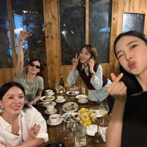 Lee So-ra Instagram - 어제저녁 정화, 산다라, 윤지랑 저녁 먹고 
2차로 간 바에서 산다라 안경끼고 정화가 찍어준 사진이 맘에 쏙 들어요
안경이 맘에 드는 걸까 
사진이 맘에 드는 걸까 🤔

#베스트프렌드
#사랑스런후배들
#끝없는mbti세상
#무엇이든물어보세요
#언니에게물어봐
#상담 #😂