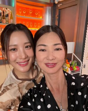 Lee So-ra Instagram - 같은 종족
같은 취미 
같은 엄청나게 큰 손 
I
O
벼락치기 etc. 

#meantobe
#수현