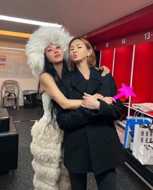 Lee So-ra Instagram - 불을 인간으로 표현한다면 엄정화
너는 불이나 불꽃 같은 사람이 아니라 자체가 불이고 불꽃이야 
지금도 어제 본 공연의 황홀함을 되짚으며 너의 음악과 함께했던 지난 세월을 생각해봤어ㅎ
무대 위의 같은 자리에서 예전 히트곡을 부르는 넌 벌써 미래로 가 있더군.
환상적인 무대 때문에 몇 번이나 현기증을 느꼈는데 
무대에서 혼신을 다 바치는 너를 보며 같이 뛰었어 
정화야 너의 모든 동작과 음성은 메세지야 
살아있는 모든 것에 감사하고 포기하지말고 나아가라는 메세지 
내 이름 불러줘서 고마워!!
이런 짜릿한 기분 첨이야~~~❤️‍🔥❤️‍🔥❤️‍🔥

#엄정화 
#엄정화초대 #엄정화콘서트
#드디어나올게나왔다
#환상적인 #콘서트 #환상의나라 
#정신을차릴틈없이 #끝없는히트곡
#왜다들뛰는걸까 
#행복해서눈물나
#감동받아서 #눈물나 
#엄정화최고