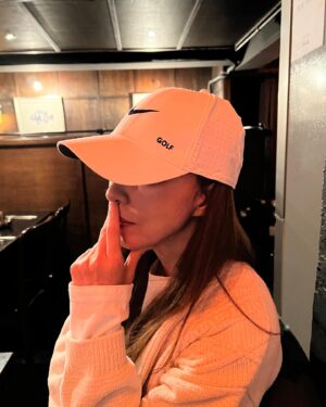 Lee So-ra Instagram - 전시회 끝나고 들른 식당의 소라는 정말 맛있더군요ㅎㅎ
완선씨에게 골프 모자 씌우기 성공ㅋ (조금씩 골프 세계로 끌어들이기) 그리고 언니의 피스들의 아이디어와 아름다움이 가득한 집에서 2차 
우리 너무 #만취 #개취 #😂 @kimwansunflower @soomi_1101