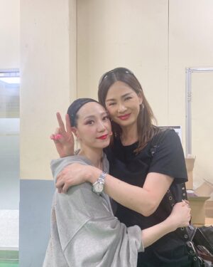 Lee So-ra Instagram - 어제 그레이트 코멧 보고 왔어요 
그레이트 코멧은 세상에서 제일 재밌는 뮤지컬이에요!!! 
아.. 정말 무대 위 배우들의 재능과 열정 노력에 깊은 감동을 받았습니다 
인간의 한계를 뛰어넘은듯한 움직임과 노래에 전율을 느끼며 말도 안 되게 혼자 뮤지컬 배우가 되는 상상을 펼치기도 했어요😆
멋진 피에르 케이윌! @kwill_official 
하늘에 떠있는 수많은 별처럼 빛나던 배우들 ✨🤍
그 중 혜성처럼 빛난 아나톨 역의 셔누! 💫@shownuayo 

팀 그레이트 코멧 너무너무너무 멋져요!!! 
브라보!!! ❤️‍🔥❤️‍🔥❤️‍🔥

#그래이트코멧
#뮤지컬
#유니버셜아트센터