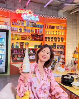 Lee So-ra Instagram - 시경이 막걸리 경탁주 
경탁주는 딱 성시경씨 노래 같은 맛이에요
발라드같은 막걸리…🤍
헤어 나오질 못해~~ 

#막걸리없음잠못드는밤
#성시경막걸리
#경탁주 #꿀맛꿀맛

#미안하다
#정화한병못주고
#누나가다마셨어