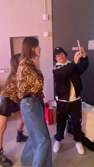 Lee So-ra Instagram - 제 어린 시절 롹스타 김완선 씨와 친구가 되는 행운이 와서~
완선씨와 있으면 이렇게 재밌는 촬영도 거침없이 하고 마치…서로를 뼛속 깊이 이해하는 거 같아요 
나이 들어 이런 친구를 만날 수 있을 거란 기대 없이 살았는데 삶은 또 이렇게 방향을 틀어 친구를 불러주네요

제 친구 완선씨랑 슈퍼마켙에서 유쾌한 대화를 나눴어요
우리 친구 맞는지 오셔서 컨펌해주세요ㅎㅎ 

#슈퍼마켙소라 #유튜브 
#정화야넌나의영순위
#친구 #우정 #이해 #희망 #삶
#소울메이트