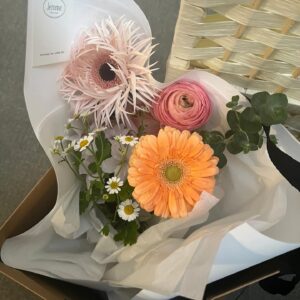 Lee So-ra Instagram - 어제저녁 정화, 산다라, 윤지랑 저녁 먹고 
2차로 간 바에서 산다라 안경끼고 정화가 찍어준 사진이 맘에 쏙 들어요
안경이 맘에 드는 걸까 
사진이 맘에 드는 걸까 🤔

#베스트프렌드
#사랑스런후배들
#끝없는mbti세상
#무엇이든물어보세요
#언니에게물어봐
#상담 #😂