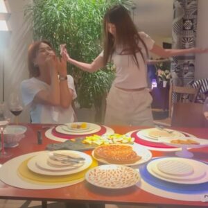 Lee So-ra Instagram - 전시회 끝나고 들른 식당의 소라는 정말 맛있더군요ㅎㅎ
완선씨에게 골프 모자 씌우기 성공ㅋ (조금씩 골프 세계로 끌어들이기) 그리고 언니의 피스들의 아이디어와 아름다움이 가득한 집에서 2차 
우리 너무 #만취 #개취 #😂 @kimwansunflower @soomi_1101