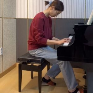 Lee So-ra Instagram - 사랑해요 쇼팽 ㅜ❤️ 

#쇼팽 #chopin 
#쇼팽마주르카op.17.no.2.
#피아노
#이소라