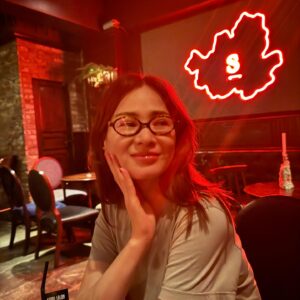 Lee So-ra Instagram - 어제저녁 정화, 산다라, 윤지랑 저녁 먹고 
2차로 간 바에서 산다라 안경끼고 정화가 찍어준 사진이 맘에 쏙 들어요
안경이 맘에 드는 걸까 
사진이 맘에 드는 걸까 🤔

#베스트프렌드
#사랑스런후배들
#끝없는mbti세상
#무엇이든물어보세요
#언니에게물어봐
#상담 #😂