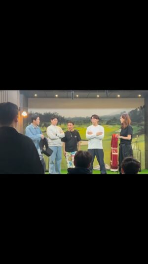 Lee So-ra Instagram - SNL 스튜디오 리허설 
와 진짜 빡쎘어요ㅎㅎ

대본 리딩때 모두를 웃겨주려고 운동부터 시작한 고마운 수지❤️ 

#SNL
#리허설 
#비하인드신