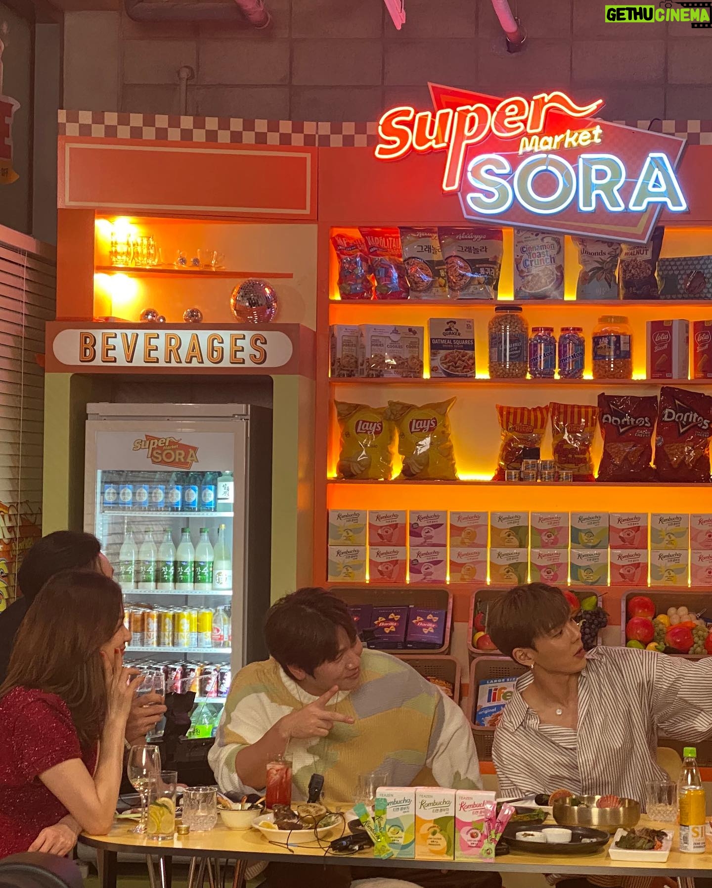 Lee So-ra - 2.1K Likes - 슈퍼마켙 소라에 남자분들이 우르르 🥳🤩
저 너무 신났죠😆
케이윌 씨의 마법같은 노래
하도권 씨의 최면같은 노래
셔누 씨의 헤어나오지 못하는 노래
오늘 저녁 6시 슈퍼마켙 소라에서만 들을 수 있어요~❤️
#Exclusive
#슈퍼마켙소라
#오늘저녁6시
#Youtube
#그레이트코멧
#뮤지컬