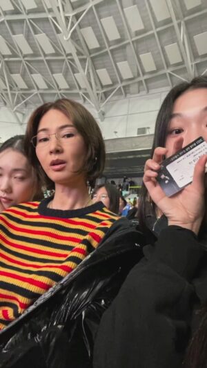 Lee So-ra Instagram - 2024년 새해는 성시경씨 콘서트에서 사랑하는 후배들과 맞이하였어요
KSPO DOME을 꽉 메운 어마어마한 열기👍
세시간 반이나 열창한 성시경씨 모습과 2023년 마지막 밤은 영원히 잊지 못할 거 같아요🥹🖤 콘서트 끝난 후 여운을 달래지 못해 노래방에서 성시경씨 곡을 따라 부르며 이 모든 걸 다 하려면 체력이 참 중요하구나 생각했어요ㅎ

모두 건강하시고 평안한 2024년 되시길 기원합니다😊🥰

#성시경콘서트 
#성발라 
#발라드황제
#콘서트황제
#프레디머큐리보다너가더멋있어