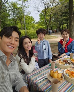 Lee So-yeon Instagram - #초록초록해🌱
#비누방울
#피도눈물도없이 #kbs2