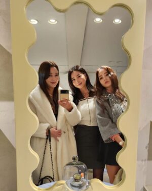 Lee So-yeon Instagram - #블리쉐
#언니들과♡