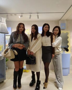 Lee So-yeon Instagram - #블리쉐
#언니들과♡