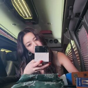Lee So-yeon Instagram - #핫팩에나시 ?ㅋ
#핸드폰액정박살 ㅠ
#피곤피곤 #힘내자💪