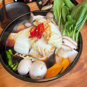 Lee Soo-kyung Instagram - .
오늘 점심도 열심히먹자!!
알고보니 이곳은~
샤브샤브 맛집이라네여.....
음....
나....
살짝 당황해땅....😅

#스키야키 #온천집
#점심메뉴 #배부르다