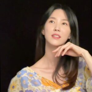 Lee Soo-kyung Instagram - .
사진은 늘~
재미나고 어렵당📸
올만의 풀헤매 장착기념

#프로필#프로필사진
#비오는날#행복#💜
